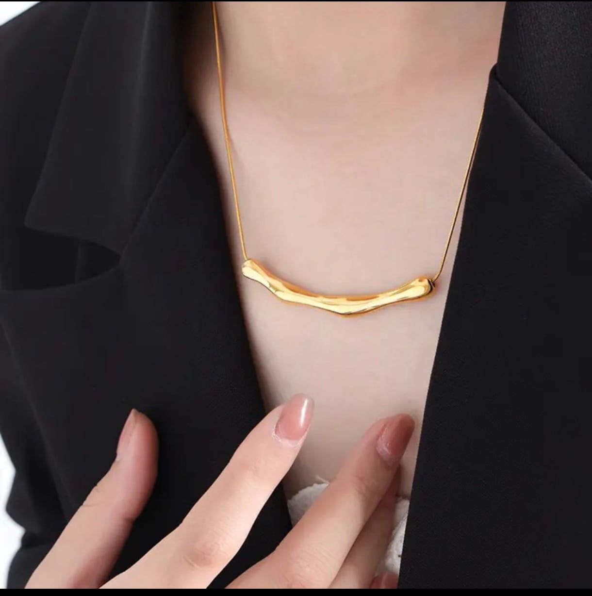 Sovereign Curve Necklace